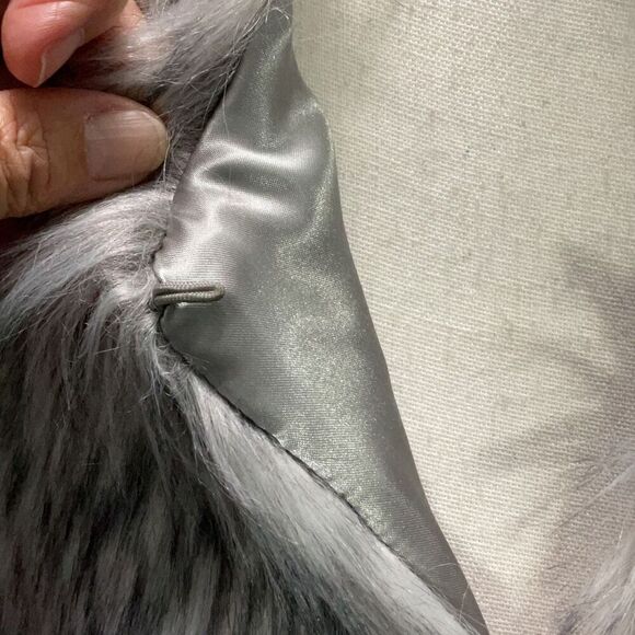 Rachel Zoe Silver Faux Fox Fur Fluffy Hook Closure Vest Jacket Size Medium - Picture 6 of 7